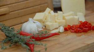 Garšvielās marinēts siers